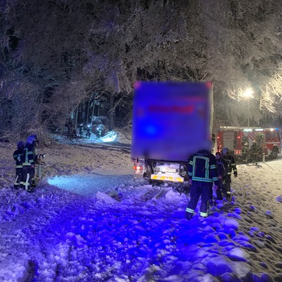 Einsatz 18 - 2021: t1 Röthis L70 Viktorsberger Straße - LKW 12t abgerutscht > Sicherungsmaßnahmen notwendig