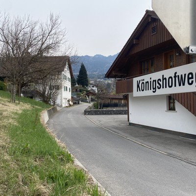Einsatz 04 - 2022: t2, r2na Königshofweg xy Notfall hinter verschlossener Türe wird vermutet - Polizei vor Ort