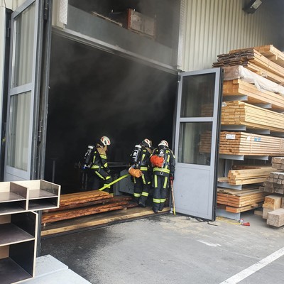Einsatz 06 - 2022: f4,r1 Klaus Erlenstrasse xy starke Rauchentwicklung im Dachbereich