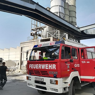 Einsatz 12-2017: f3 r1 röthis bundesstrasse xx [fassadenbrand] bei abbrucharbeiten