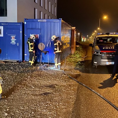 Einsatz 01 - 2023: f2 Röthis Interpark Focus XY - Mülltonne neben Container brennt.