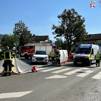 Einsatz 15 - 2023: t2,r2 Röthis L71 Viktorsbergerstraße # Zehenterstraße - V.U. Mit verletzter Person, PKW von LKW angefahren.