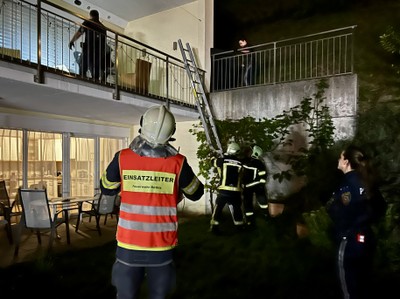 Einsatz 10: t2 Röthis Walgaustraße xy - Unterstützung Polizei - Person auf Balkon, Unterstützung bei Rettung erforderlich