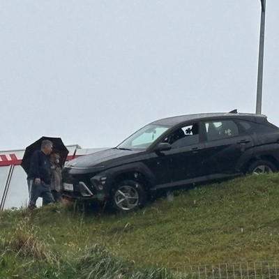 Einsatz 17: t2 Viktorsberg Büchelweg [Fahrzeugsicherung] PKW droht abzustürzen - 2 Personen im Fahrzeug