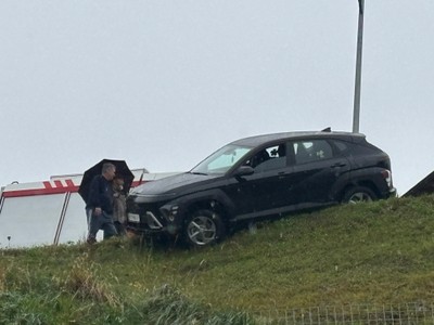 Einsatz 17: t2 Viktorsberg Büchelweg [Fahrzeugsicherung] PKW droht abzustürzen - 2 Personen im Fahrzeug