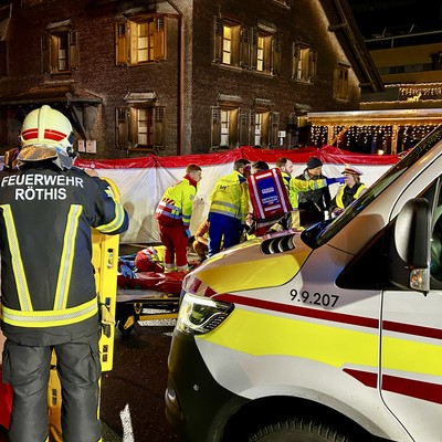 Einsatz 19: t2,r2 Bushaltestelle Röthis Schwanen - V.U. Person von PKW angefahren - Sichtschutz wird benötigt