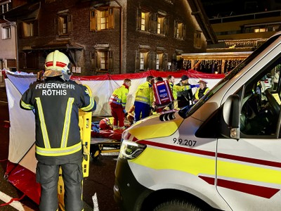 Einsatz 19: t2,r2 Bushaltestelle Röthis Schwanen - V.U. Person von PKW angefahren - Sichtschutz wird benötigt