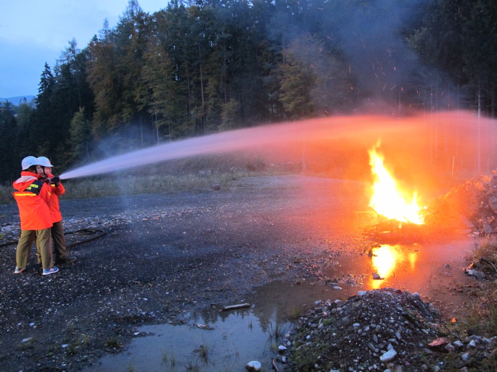 Die Feuerwehrjugend gilt als die Zukunft der Feuerwehr Röthis! In einer spannenden und actionreichen Ausbildung können Jugendliche zwischen 10 und 15 Jahren zur Feuerwehrjugend kommen.