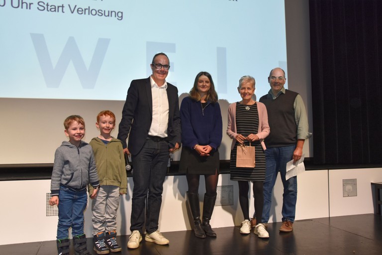 Vize-Bürgermeisterin Andreas Prenn, Katrin Ehrenbrandtner (MG Rankweil) und GR Alejandro Schwaszta mit der Siegerin des Hauptpreises, Brigitte Künzle, sowie den beiden „Glücksfeen“, die den Preis zogen.