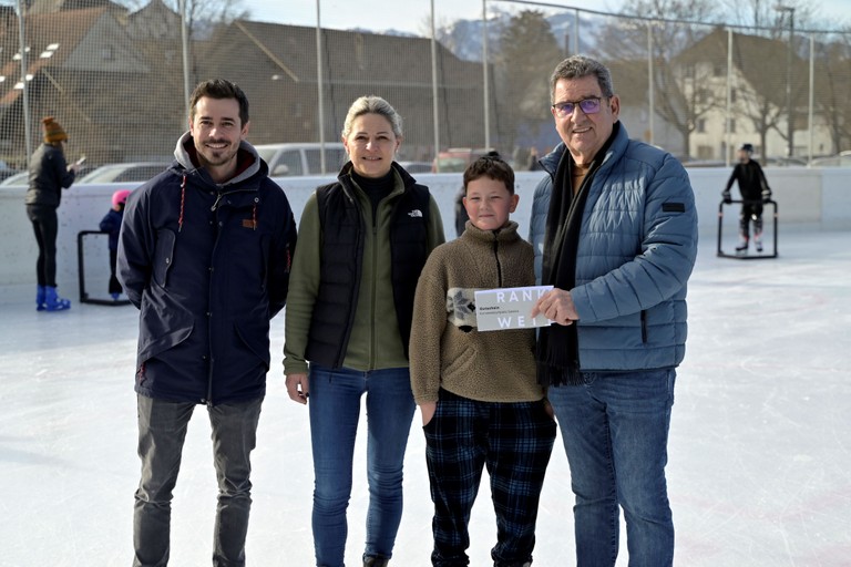 Der glückliche Gewinner Elias Gohm mit Andreas Wally (Marktgemeinde Rankweil), Helene Parigger (Eislaufplatz Rankweil) und Gemeinderat Helmut Jenny © Marktgemeinde Rankweil/Bernd Oswald