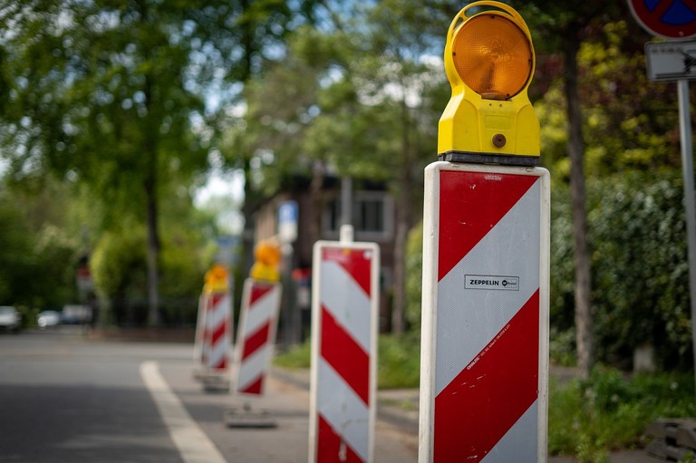 Symbolbild Straßensperre mit Hinweisen © pixabay