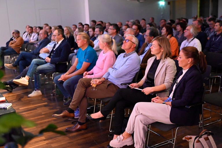 Rund 100 Wirtschaftstreibenden kamen zu „Wirtschaft im Gespräch“ in den Vinomnasaal.