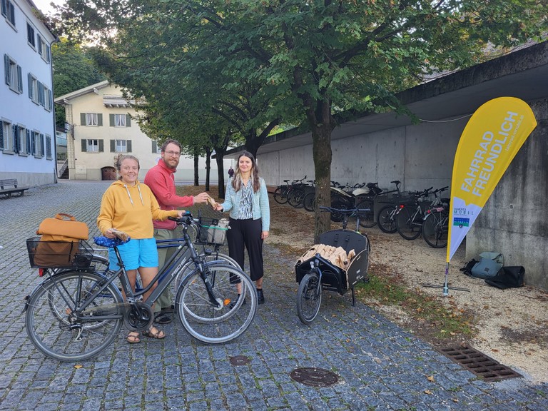 Am Marktplatz und am Bahnhof wurden "Klima-Gipfele" an Radler*innen verteilt.