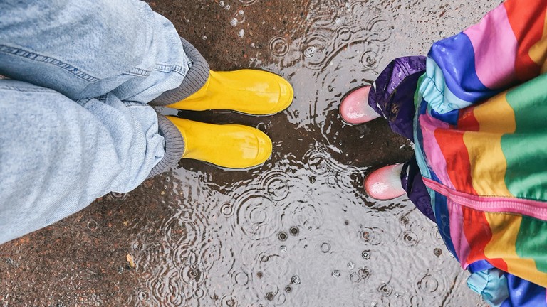 Kinder-Gummistiefel in Pfütze © iStock/Prystai