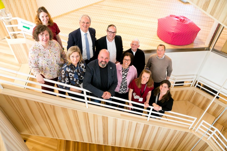 Landschaftsarchitektin Gudrun Sturn, Katharina Rheinberger (stv. Kinderhaus-Leiterin), Petra Zimmermann (Projektverantwortliche, MG Rankweil), Landtagspräsident Harald Sonderegger, Gemeinderat Klaus Pirker, Vize-Bgm. Andreas Prenn, Bgm. Katharina-Wöß-Krall, Pfarrer Walter Juen, Hausleiterin Andrea Fussenegger, Architekt Christian Schmölz, Sandra Assmann (Mutter eines Kindes, das im Kinderhaus betreut wird) © Dietmar Mathis