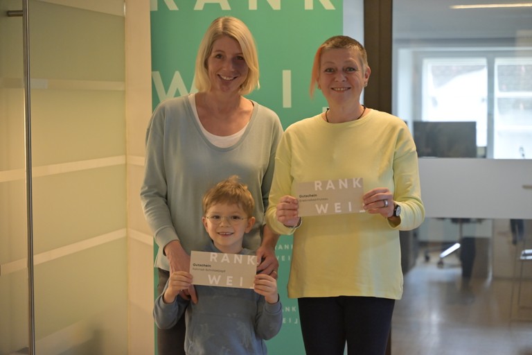 Steffi Claus (mit Sohn) und Sonja Panzenböck freuen sich über ihre Gewinne: ein 200-Euro-Gutschein für Rankweiler Fahrradhändler und eine Saisonkarte für das Erlebnisbad Frutzau © Marktgemeinde Rankweil
