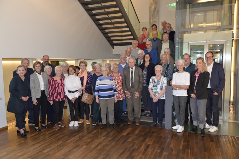 Die 80-Jubilar: innen der Marktgemeinde Rankweil mit Bürgermeisterin Katharina Wöß-Krall (Mitte), Vize-Bgm. Andreas PrennGemeinderätin Karin Reith (rechts außen) und Gemeinderat Klaus Pirker (4. v.l.) © MG Rankweil/Bernd Oswald