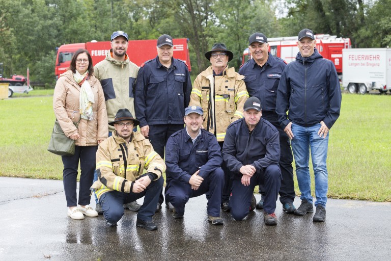 Bgm. Katharina Wöß-Krall mit dem Hochwasser-Einsatztrupp sowie mit Christian Schobel (FW Rankweil und Katastrophenschutz-Verantwortlicher für die Marktgemeinde Rankweil) sowie mit Kommandant Markus Mayr (ganz rechts) © Dietmar Mathis