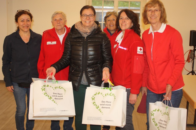 Ein Teil des „Frühstück-Teams“: Taliye Hämmerle (Gemeinwesenstelle MITANAND) und Bürgermeisterin Katharina Wöß-Krall mit den Helfer*innen des Roten Kreuzes. © Thomas Knobel