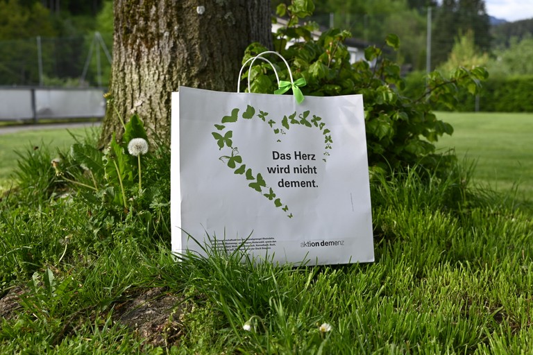 Papiertüte mit Aufschrift "Das Herz wird nicht dement" © Marktgemeinde Rankweil