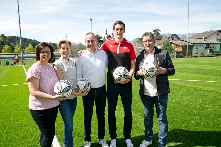 (v. l.) Bürgermeisterin Katharina Wöß-Krall, Landesrätin Martina Rüscher, Vizebürgermeister Andreas Prenn, Eilas Müller vom Verein FC RW Rankweil und Gemeinderat Helmut Jenny (© Dietmar Mathis)