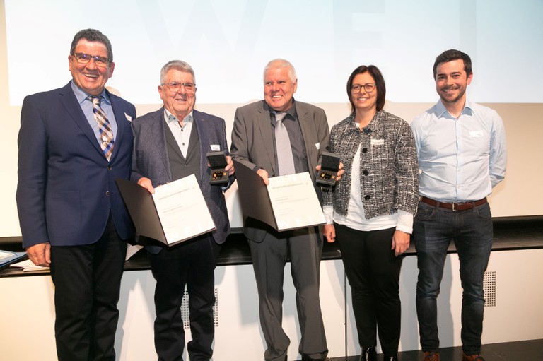 Die Ehrenzeichenträger Martin Bitschnau und Arno Huber (beide SK Brederis) mit Gemeinderat Helmut Jenny (l.), Bgm. Katharina Wöß-Krall und Andreas Wally von der Marktgemeinde Rankweil © Mathis Fotografie