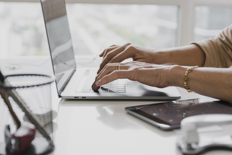 Frau sitzt am Laptop © freepik