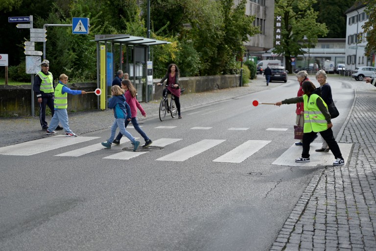 In Rankweil wurden zu Beginn des neuen Schuljahres 28 Kinder zu Schülerlots:innen ausgebildet. © Marktgemeinde Rankweil / Bernd Oswald © MG Rankweil/ Bernd  Oswald
