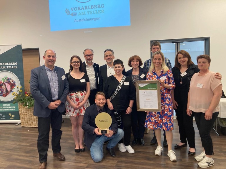 Das Team vom Haus Klosterreben mit Leiter Markus Strolz sowie den Rankweiler Gemeindevorständen Alexander Schwaszta und Karin Reith bei der festlichen Verleihung im Besucherzentrum Gstach in Brederis (© Marktgemeinde Rankweil)