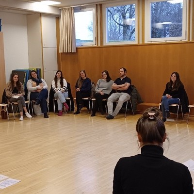 Große Runde beim ersten Gedankenaustausch-Café