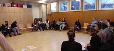 Große Runde beim ersten Gedankenaustausch-Café Große Runde beim ersten Gedankenaustausch-Café