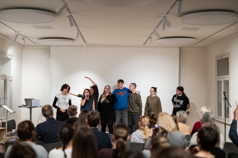 Die Künstler:innen des Abends mit Moderatorin und Poetry-Slammerin Lia Hartl (links) © Guntram Fechtig