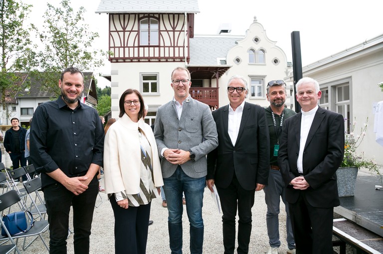 Große Freude bei der Eröffnung der Häusle-Villa und der angrenzenden Stickerei: (v.l.) Peter Vogt (Landschaftsarchitekt), Katharina Wöß-Krall (Bürgermeisterin), Christian Gantner (Landesrat), Wolfgang Ritsch (Architekt), David Loretz (Infrastruktur Rankweil), Walter Juen (Pfarrer).