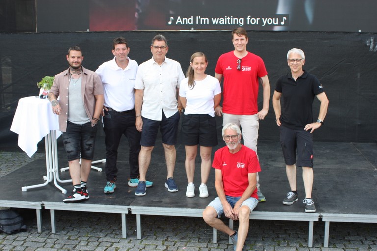 Marcel Rauch von Expert Tschanett, Ronald Vith vom Rankler Hof, Gemenderat Helmut Jenny, Gemeindearchivarin Stefanie Kollmann-Obwegeser, Dominik Mayer vom Hörnlingen und Jürgen Rauch von Ton & Bild (v.l.n.r), Armin Wille (vorne) © Thomas Knobel