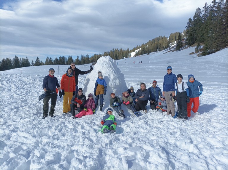 Stolz präsentieren die Väter und Kinder ihr selbst gebautes Iglu © Marktgemeinde Rankweil