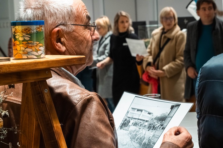 Mann mit Bild in der Hand © Raiffeisenbank Montfort