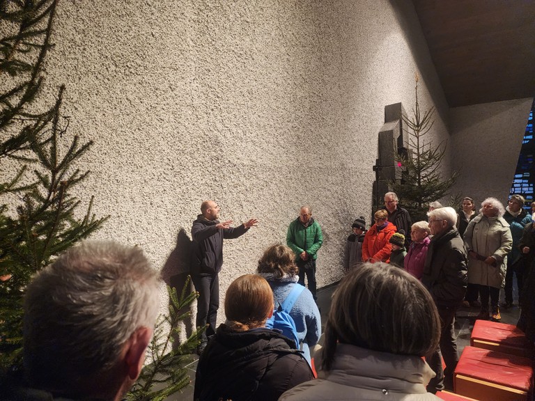 Ewald Unterhofer bei der Führung durch die Kirche St. Josef