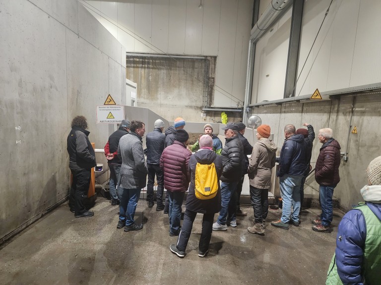 Interessierte Gäste in der Umladestation beim Branner © Marktgemeinde Rankweil