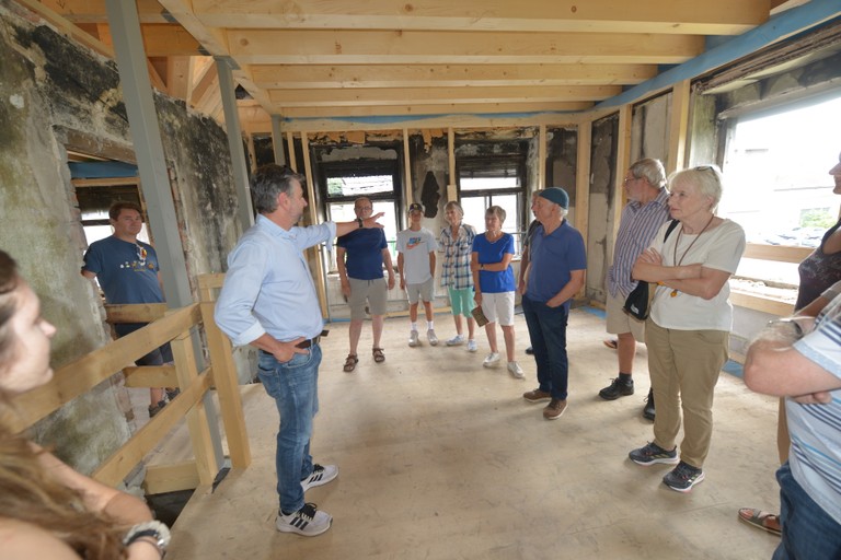 David Loretz zeigt Interessierten die Räumlichkeiten der Häusle-Villa © Marktgemeinde Rankweil