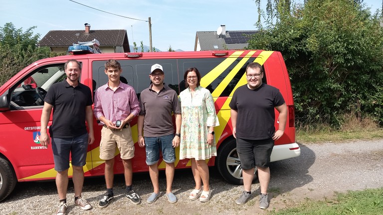 Finn Weitze mit Jugendleiter-Stellvertreter Florian Kiechle (l.), Kommandant-Stellvertreter Marco Visintainer, Bürgermeisterin Katharina Wöß-Krall und Jugendbetreuer Raffael Sturn.