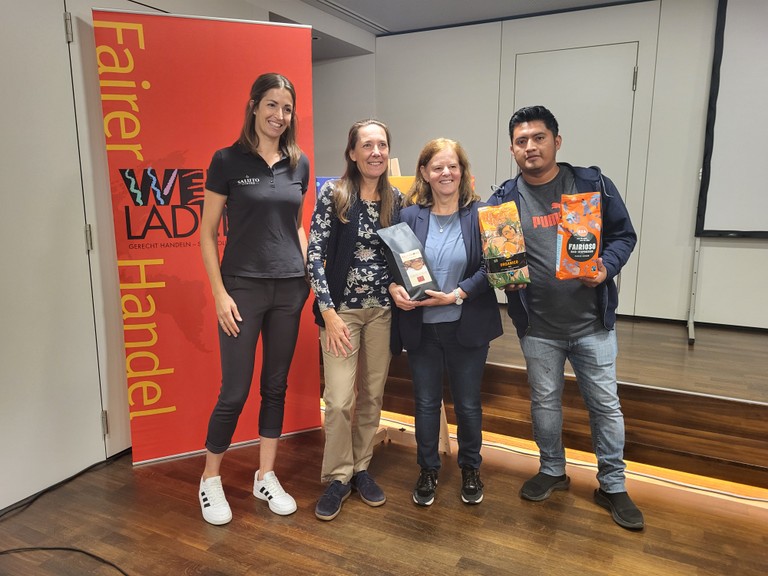 Martina Gassner (Saluto Coffee), Birgit Calix (EZA), Maria Luise Loacker (Weltladen Rankweil) und Leandro Efraín Ventura Morales (Kooperative ISMAM). Foto: Marktgemeinde Rankweil