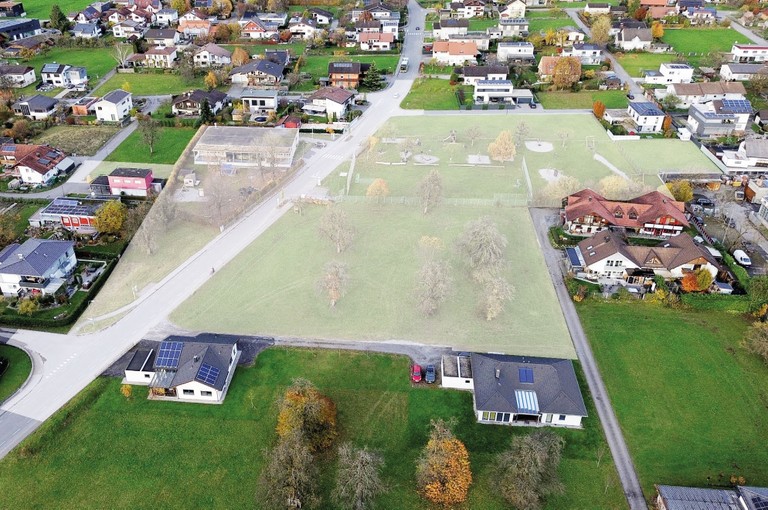 Die weiße Fläche ist das gesamte Areal, das im Besitz der Marktgemeinde Rankweil ist. Aufgabe für die am Wettbewerb teilnehmenden Architekten ist es, das Gebäude auf dieser Fläche möglichst gut zu platzieren.