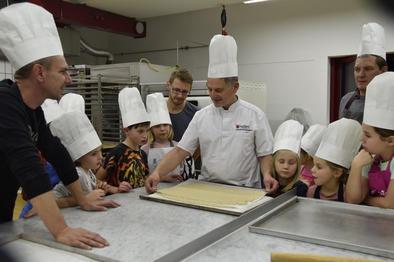 Väter und Kinder beim Backen mit Christian Willam © MG Rankweil