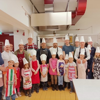 Mit Vätern unterwegs: Vater-Kind-Zeit in der Weihnachtsbäckerei