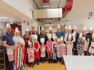 Mit Vätern unterwegs: Vater-Kind-Zeit in der Weihnachtsbäckerei