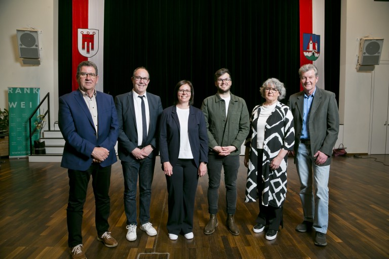 Neuer Gemeindevorstand der Marktgemeinde Rankweil: Helmut Jenny (Rankweiler Volkspartei), Andreas Prenn (Rankweiler Volkspartei), Bürgermeisterin Katharina Wöß-Krall (Rankweiler Volkspartei), Vizebürgermeister Johannes Herburger (Grünes Forum Rankweil), Cornelia Engler (Grünes Forum Rankweil), Wolfgang Müller (FPÖ und Bürgerliste Rankweil) © Dietmar Mathis