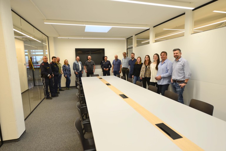 Mitarbeiter*innen der Abteilung Infrastruktur und der Gemeindepolizei Rankweil in ihrem neuen Besprechungsraum im Thien-Areal. © Marktgemeinde Rankweil/ Bernd Oswald