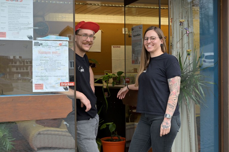 Jeremias Morscher und Michelle Rainer von der Offenen Jugendarbeit Rankweil vor dem Eingang zum Jugendbüro © Marktgemeinde Rankweil/ Kevin Zimmermann