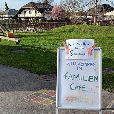 Offenes Familiencafé auf dem Spielplatz