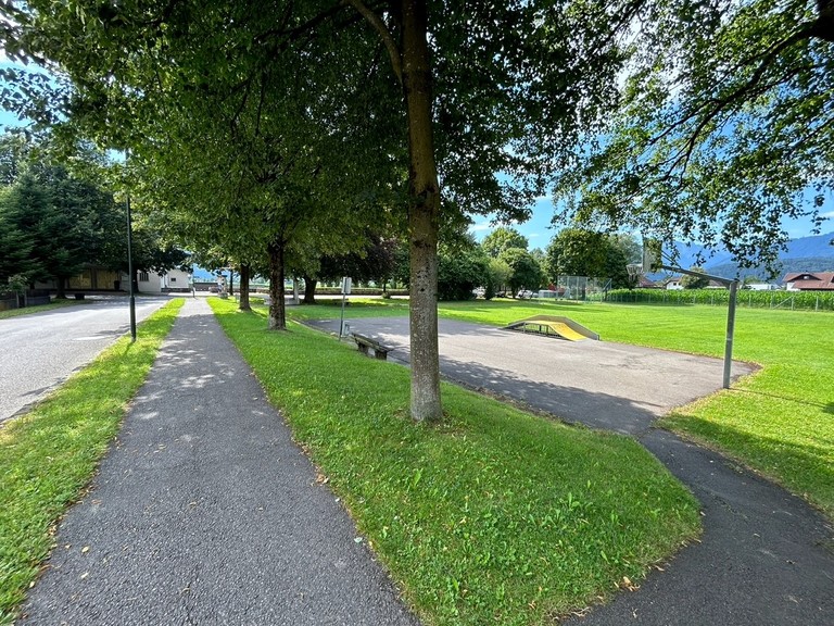 Im Bereich rund um die Kirchstraße in Brederis soll  ein Generationenplatz entstehen. © Stefan Mayr
